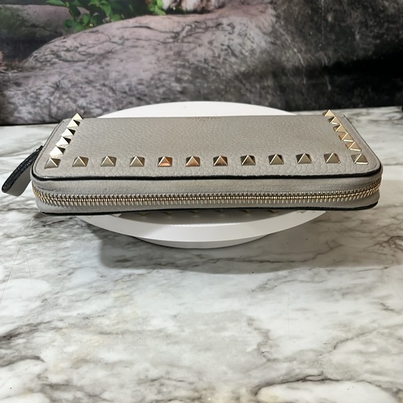 VALENTINO GARAVANI ZIP LONG WALLET WITH SILVER STUDS. - Picture 6 of 17
